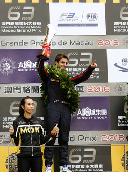 Podium: Race winner António Felix da Costa, Carlin Dallara Volkswagen