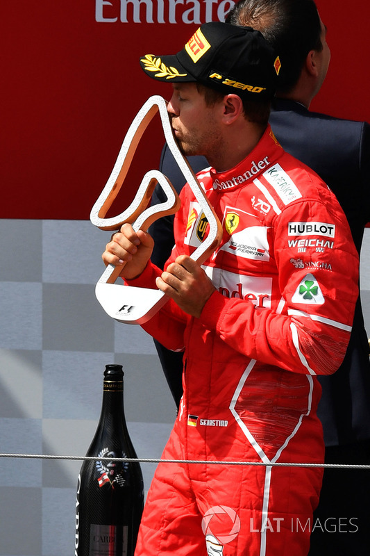 Sebastian Vettel, Ferrari festeggia sul podio con il trofeo
