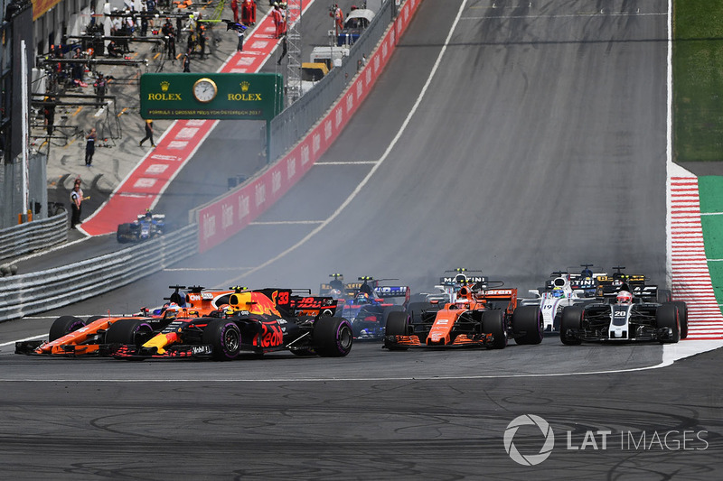 Max Verstappen, Red Bull Racing RB13, Fernando Alonso, McLaren MCL32, Daniil Kvyat, Scuderia Toro Ro