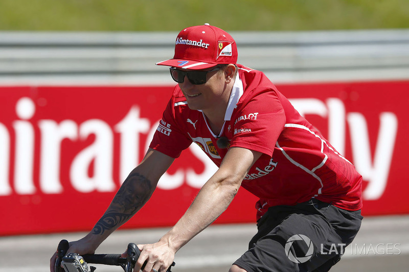 Kimi Raikkonen, Ferrari, pistte bisiklete biniyor