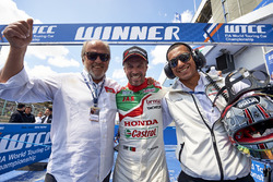 Emiliano Ventura, race winner Tiago Monteiro, Honda Racing Team JAS