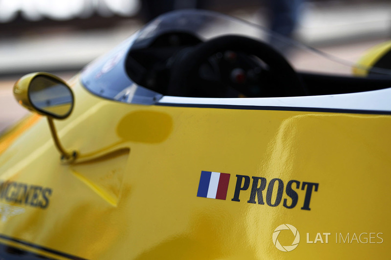 Автомобиль Renault RS40
