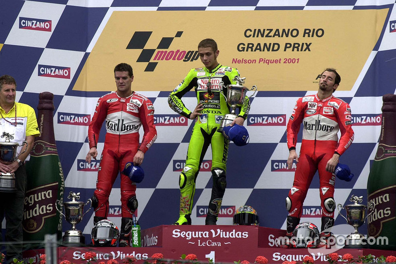 Podium : le vainqueur Valentino Rossi, Aprilia, le deuxième Carlos Checa, Yamaha, le troisième Max Biaggi, Yamaha