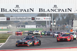 #84 Mercedes-AMG Team HTP Motorsport, Mercedes-AMG GT3: Maximilian Buhk, Franck Perera leads