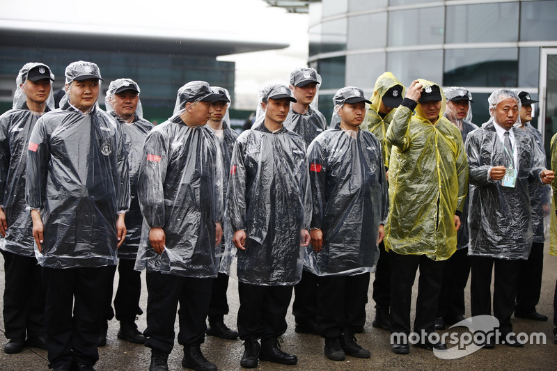 Os seguranças do paddock já estavam preparados.