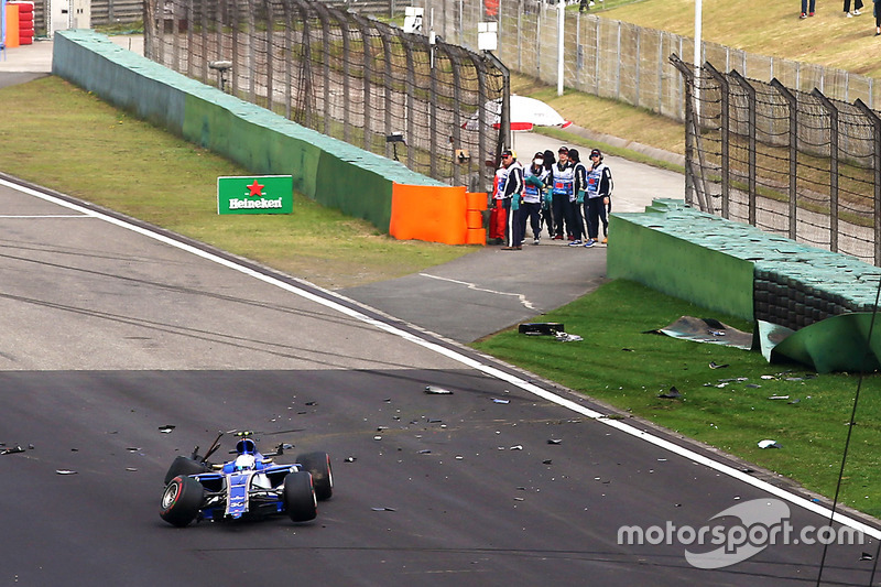 Antonio Giovinazzi, Sauber C36, comes to rest after an accident in qualifying