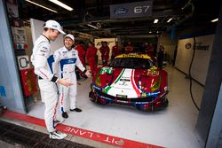 Andy Priaulx, Harry Tincknell, Ford Chip Ganassi Racing, guardano la vettura #51 AF Corse Ferrari 48