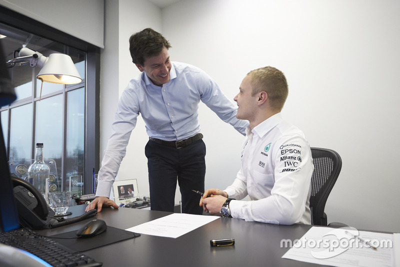 Valtteri Bottas, Mercedes, Toto Wolff, Mercedes AMG F1 Shareholder and Executive Director