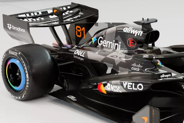 طلاء سيارة McLaren MCL40 في اختبار برشلونة 