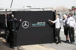 Des panneaux Mercedes AMG F1 dans les stands