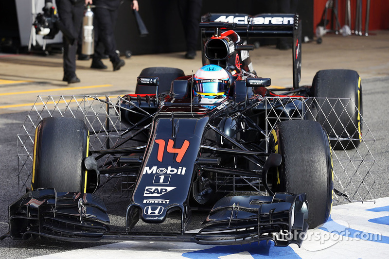 Fernando Alonso, McLaren MP4-31 uitgerust met sensoren