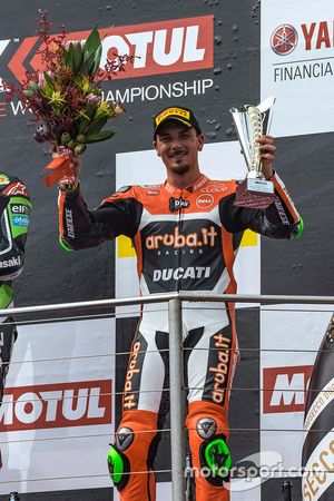 Третье место - Давиде Джулиано, Aruba.it Racing - Ducati Team на подиуме