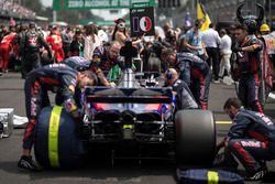 Pierre Gasly, Scuderia Toro Rosso STR12 ve Scuderia Toro Rosso mekanikerleri