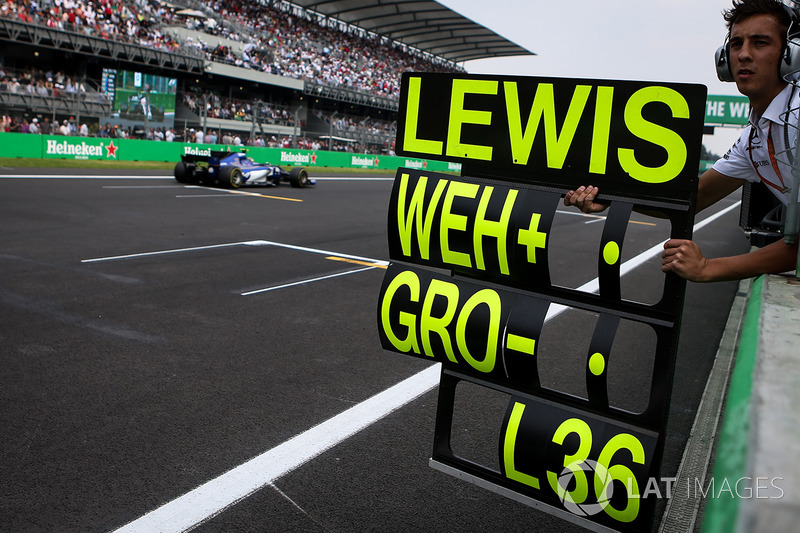 PIt board for Lewis Hamilton, Mercedes-Benz F1 W08