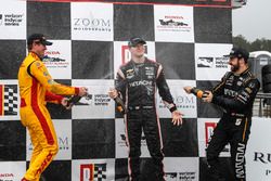 Ryan Hunter-Reay, Andretti Autosport Honda, Josef Newgarden, Team Penske Chevrolet, James Hinchcliffe, Schmidt Peterson Motorsports Honda, sur le podium avec du champagne