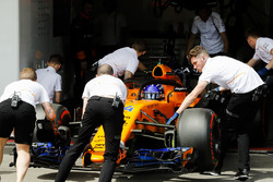 Fernando Alonso, McLaren MCL33 Renault, est ramené au garage