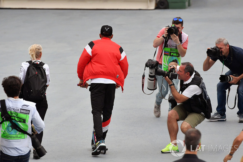 Lewis Hamilton, Mercedes-AMG F1 bermain skuter