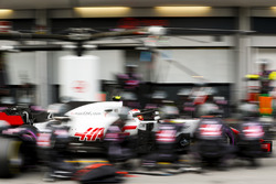 Kevin Magnussen, Haas F1 Team VF-18 Ferrari, au stand