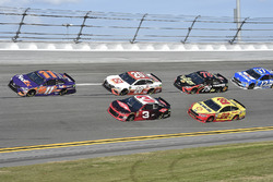 Denny Hamlin, Joe Gibbs Racing Toyota, Austin Dillon, Richard Childress Racing Chevrolet Camaro, Eri