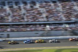 Erik Jones, Joe Gibbs Racing Toyota, Ricky Stenhouse Jr., Roush Fenway Racing Ford Fusion, Joey Loga