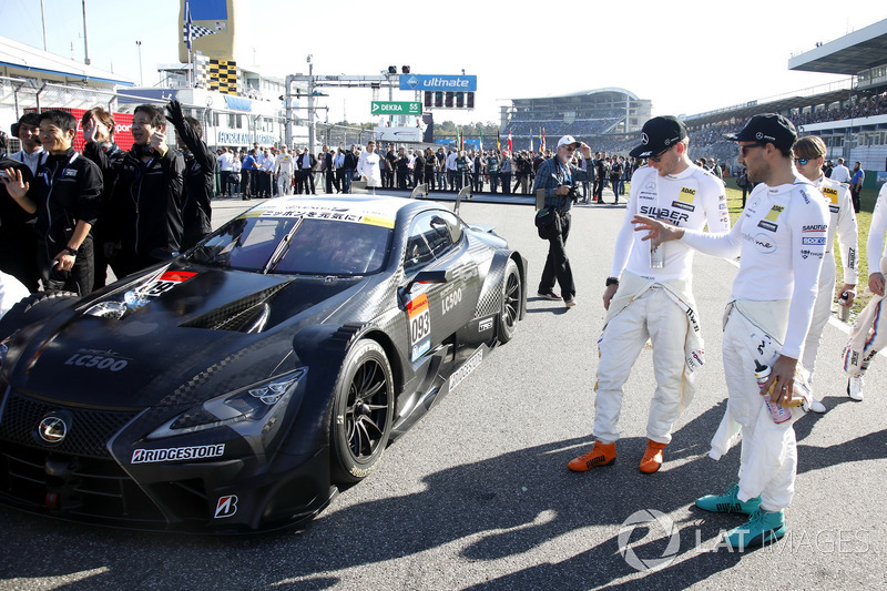 Pembalap DTM mengamati Lexus LC500