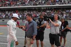 Il poleman Lewis Hamilton, Mercedes AMG F1 parla con Will Buxton, Presentatore NBC TV