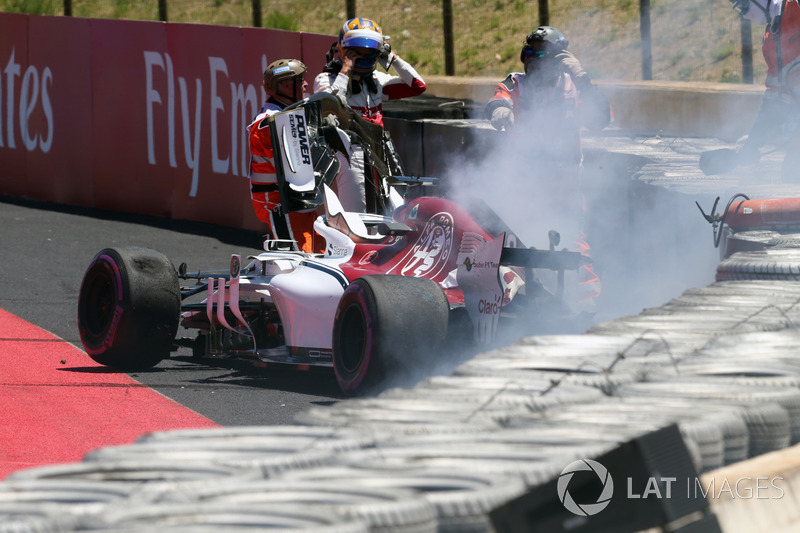 Авария и пожар: Маркус Эрикссон, Alfa Romeo Sauber C37