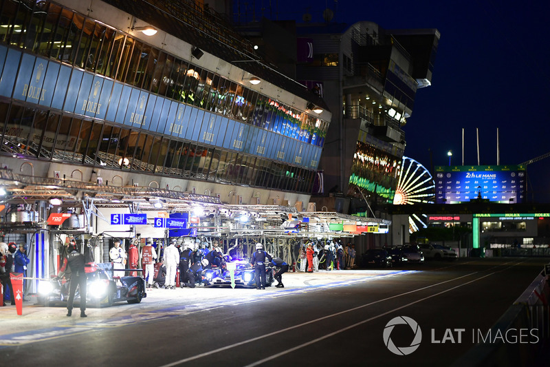 #28 TDS Racing Oreca 07 Gibson: François Perrodo, Matthieu Vaxiviere, Loic Duval, pit stop