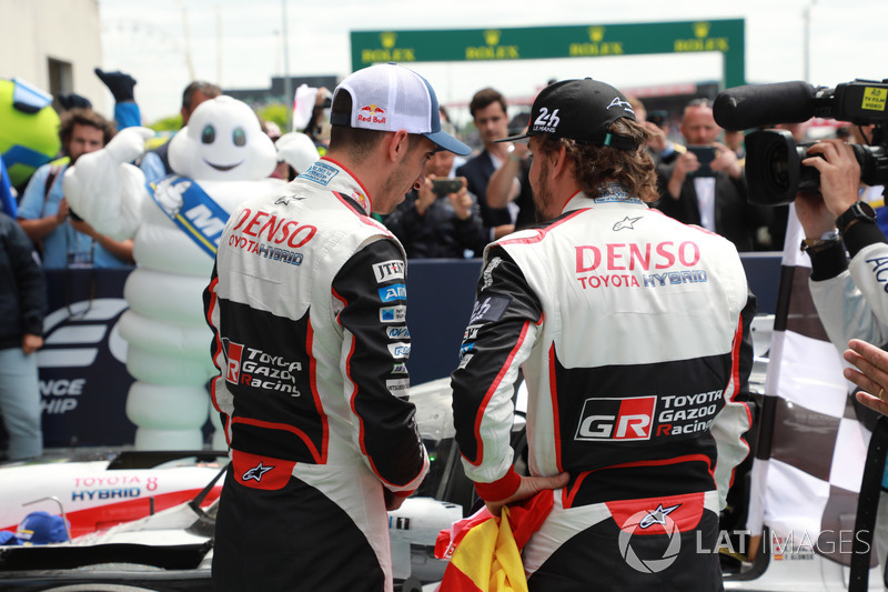 Los ganadores de las 24 Horas de Le Mans 2018 #8 Toyota Gazoo Racing Toyota TS050: Sébastien Buemi, Fernando Alonso