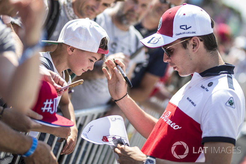 Charles Leclerc, Sauber signs autographs for the fans