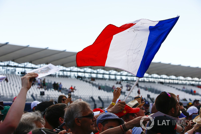El Tricolor francés, o Tricolore, se agita