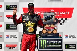 Martin Truex Jr., Furniture Row Racing, Toyota Camry 5-hour ENERGY/Bass Pro Shops in victory lane