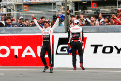 Fernando Alonso, Toyota Gazoo Racing, Sébastien Buemi, Toyota Gazoo Racing, zaferi kutluyor