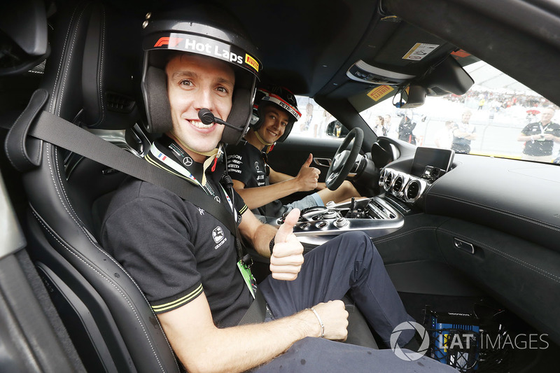 Le cycliste Simon Yates (Michelton-Scott) dans une voiture pour son Pirelli Hot Lap