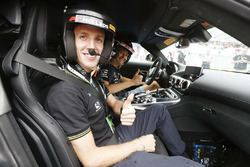 Il ciclista su strada Simon Yates, team Michelton-Scott, sull'auto per il suo hot lap