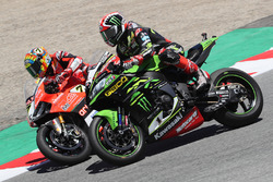 Jonathan Rea, Kawasaki Racing passes Chaz Davies, Aruba.it Racing-Ducati SBK Team