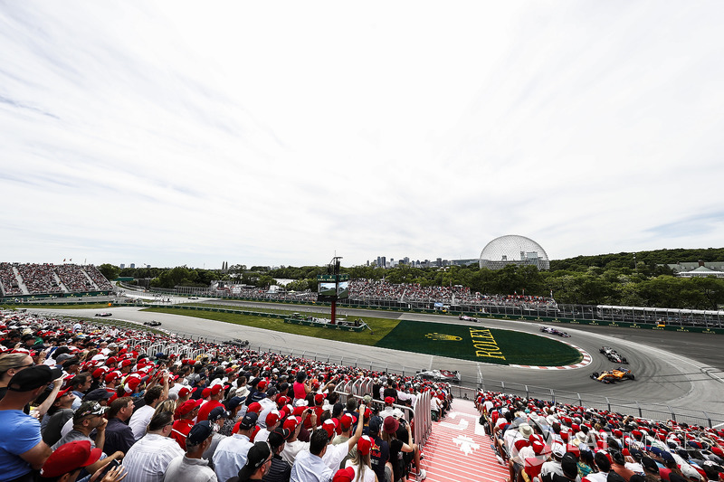 Charles Leclerc, Sauber C37, devant Fernando Alonso, McLaren MCL33