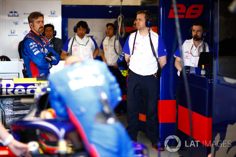 Toro Rosso STR13 Honda garage and engineers