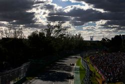 Fernando Alonso, McLaren MCL33 Renault, delante de Max Verstappen, Red Bull Racing RB14 Tag Heuer