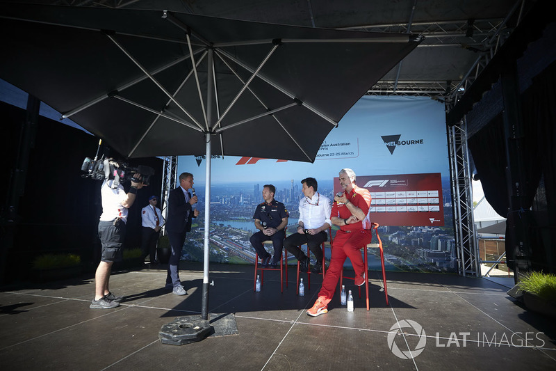 Christian Horner, director del equipo, Red Bull Racing, Toto Wolff, director ejecutivo (negocios), Mercedes AMG, y Maurizio Arrivabene, director del equipo, Ferrari, en el escenario