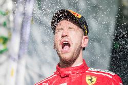 Sebastian Vettel, Ferrari, 1° classificato, festeggia sul podio con lo Champagne