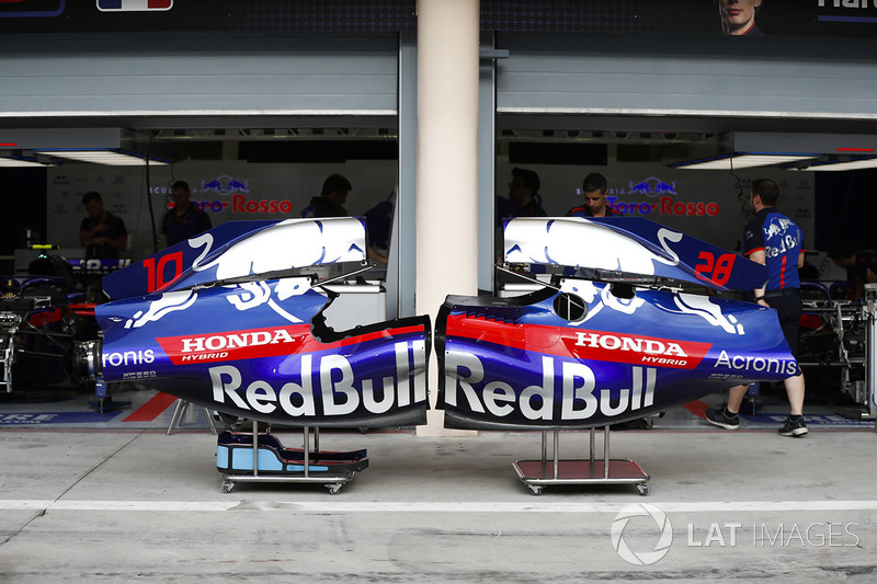 Engine covers of Pierre Gasly, Toro Rosso, and Brendon Hartley, Toro Rosso STR13 Honda