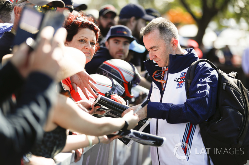 Paddy Lowe, Williams Martini Racing Formula 1, imza dağıtıyor