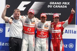 Podio: ganador de la carrera Lewis Hamilton, McLaren, segundo lugar Jenson Button, McLaren, tercer l