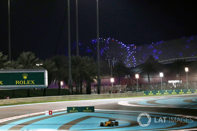 Carlos Sainz Jr., Renault Sport F1 Team RS17 va largo e si ritira dalla gara