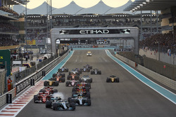 Valtteri Bottas, Mercedes AMG F1 W08, Lewis Hamilton, Mercedes AMG F1 W08, Sebastian Vettel, Ferrari SF70H, Daniel Ricciardo, Red Bull Racing RB13, Kimi Raikkonen, Ferrari SF70H, Max Verstappen, Red Bull Racing RB13, the rest of the field at the start of the race
