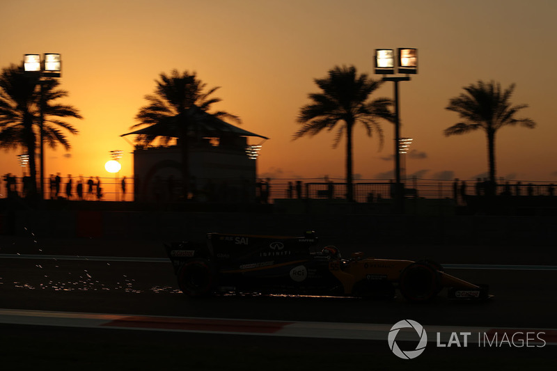 Carlos Sainz Jr., Renault Sport F1 Team RS17 saca chsipas