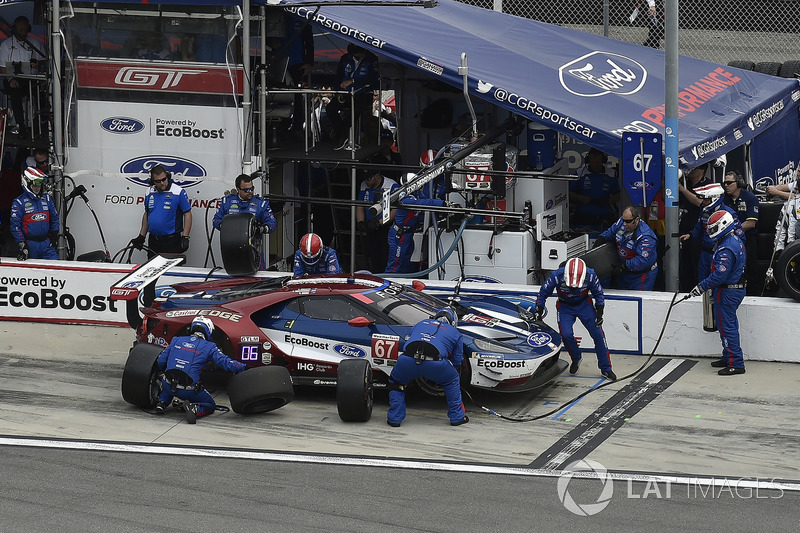 #67 Chip Ganassi Racing Ford GT, GTLM: Ryan Briscoe, Richard Westbrook, Scott Dixon pit stop
