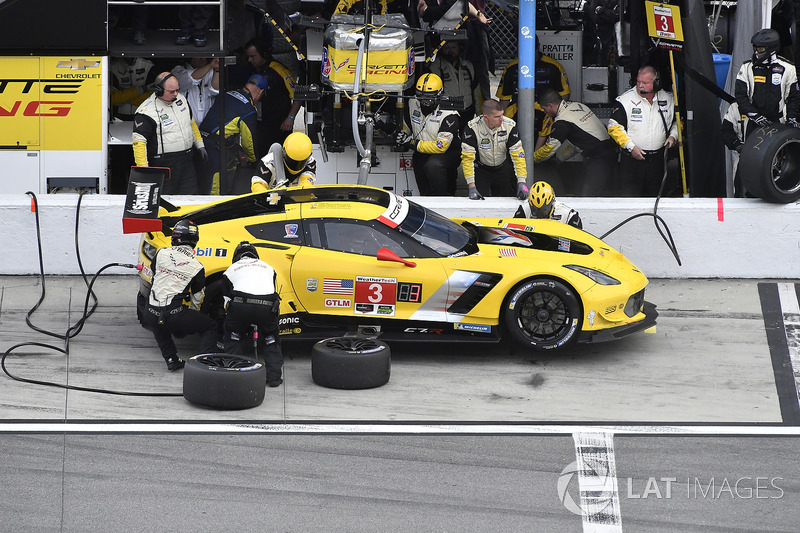 #3 Corvette Racing Chevrolet Corvette C7.R, GTLM: Antonio Garcia, Jan Magnussen, Mike Rockenfeller pit stop