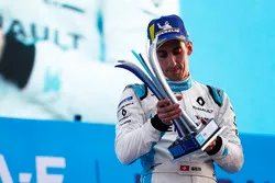 Podium : le deuxième Sébastien Buemi, Renault e.Dams, avec son trophée sur le podium